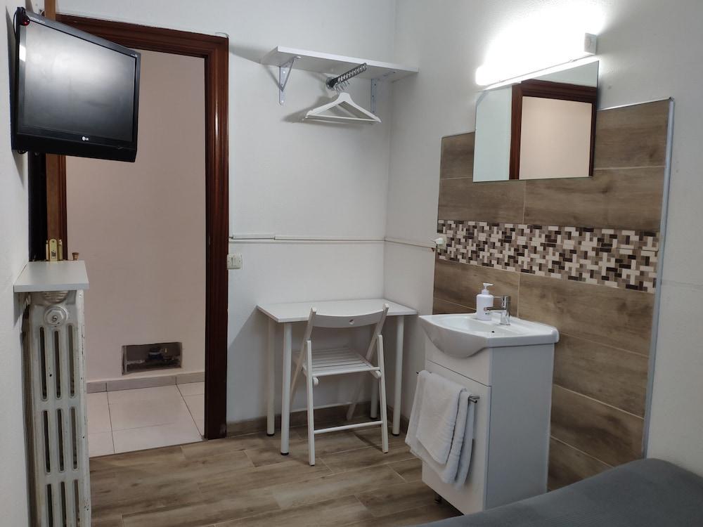 Hostal Cervantes Madrid Exteriör bild