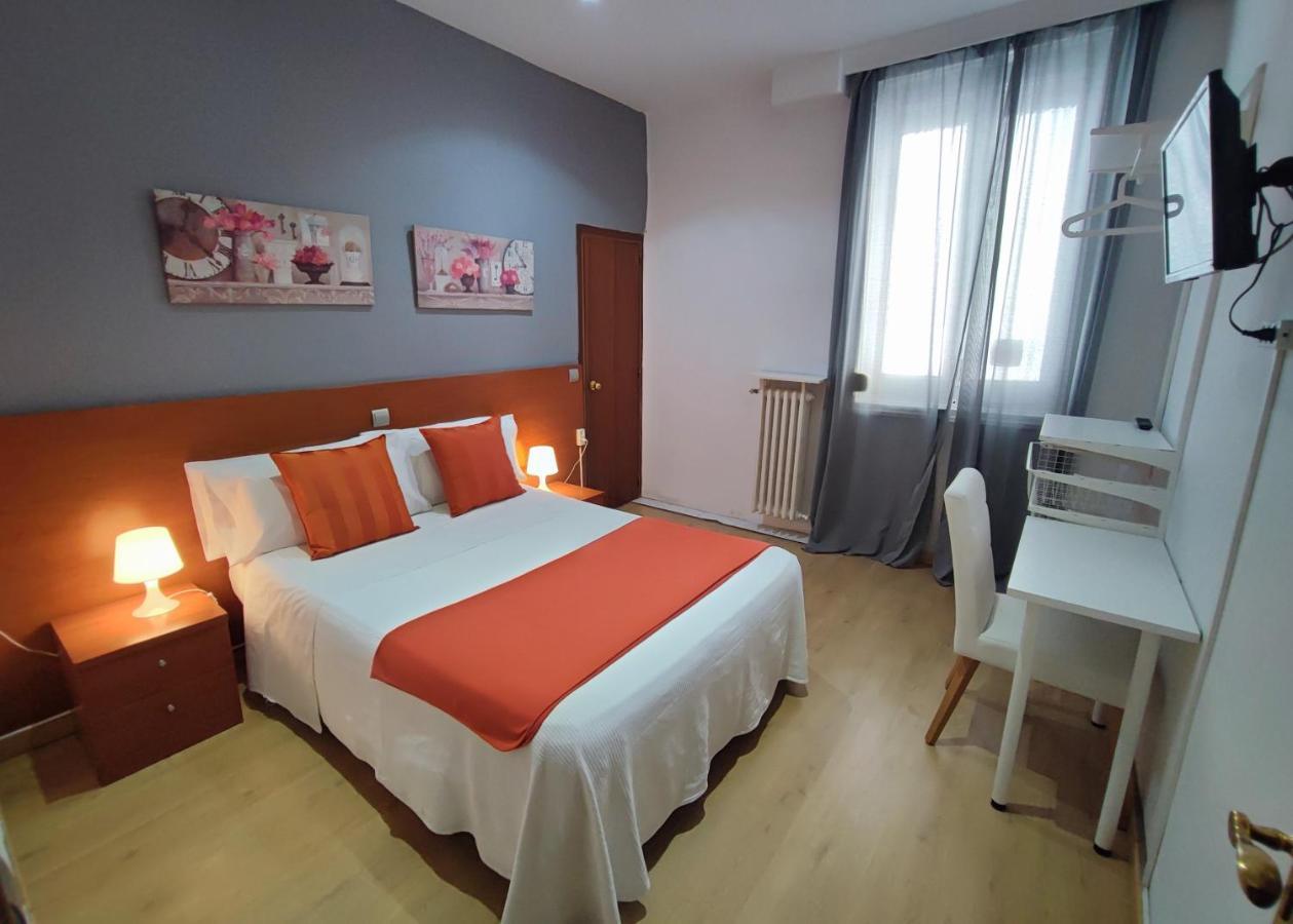 Hostal Cervantes Madrid Exteriör bild