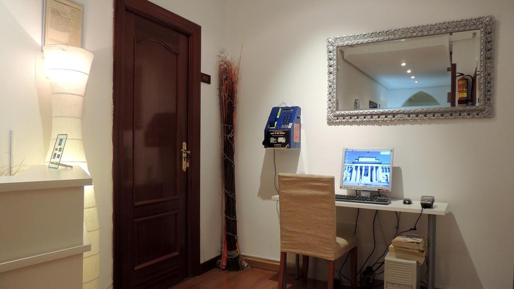 Hostal Cervantes Madrid Exteriör bild