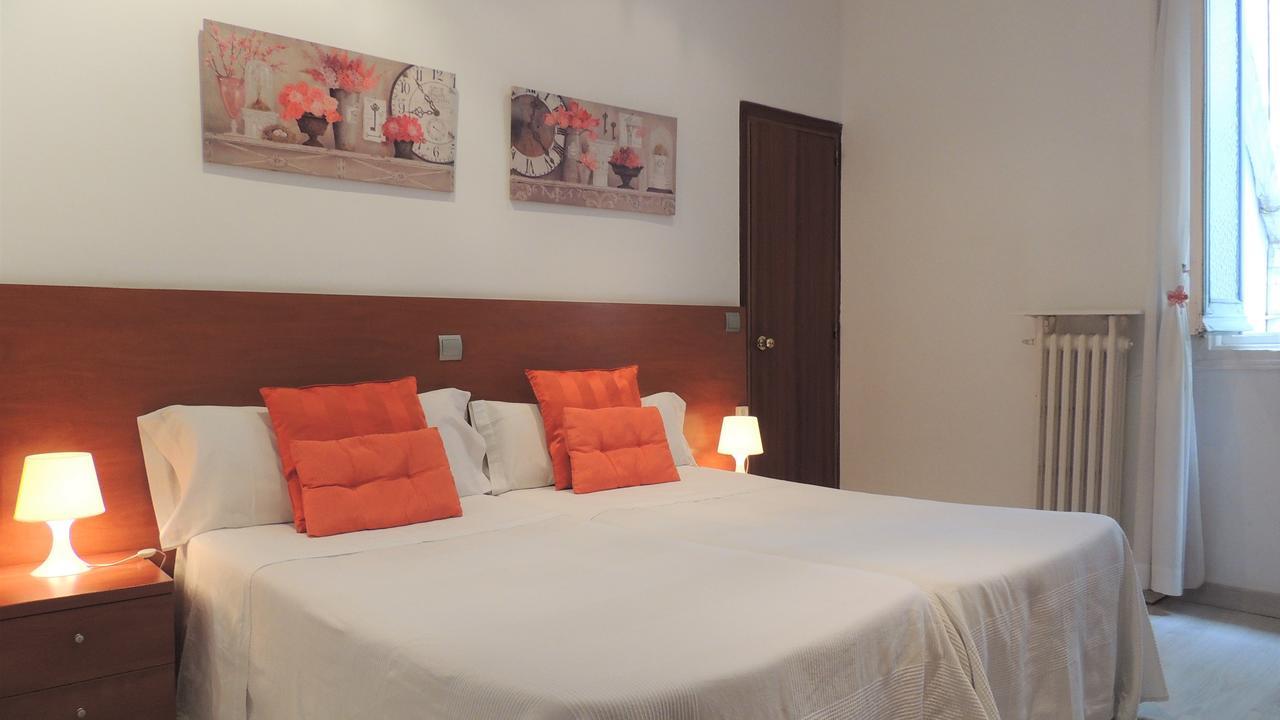 Hostal Cervantes Madrid Exteriör bild